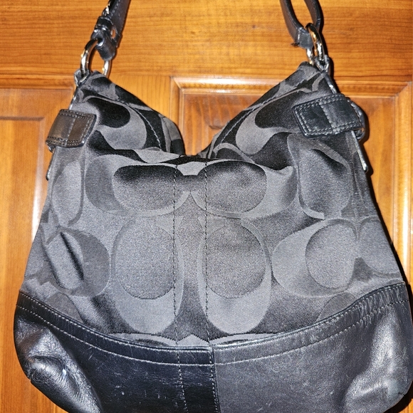 Black Chain-Accent Shoulder Bag - Picture 6 of 6